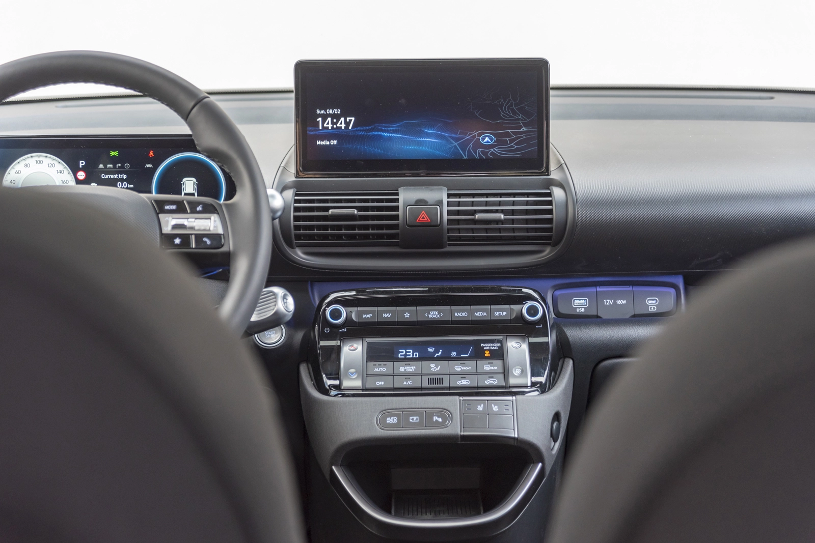 INSTER unutrašnjost centralna konzola